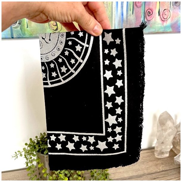 Hndlavet Sun &amp; Moon alterdug i bomuld 49x34 cm med guld og slvtryk  spirituel dekoration