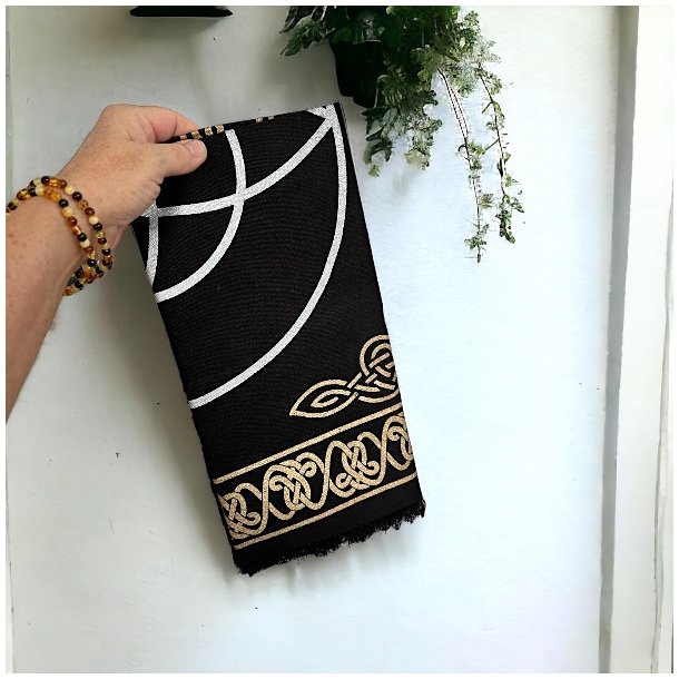 Smuk alterdug 65x65 cm med keltiske knuder i guld og s�lv