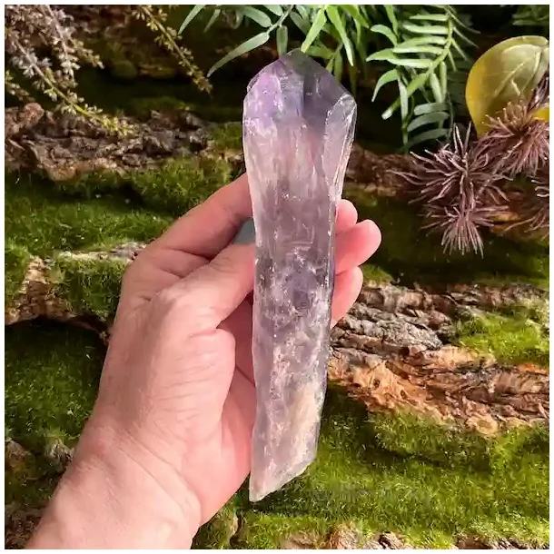 Smuk r� ametyst krystalspids 17 x 4,7 cm til energi, healing og dekoration