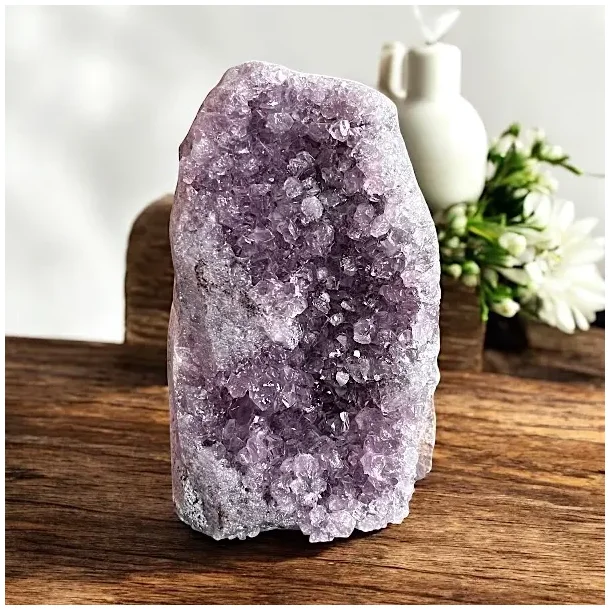 Smuk og unik druzy ametystklynge  654 g r krystal fra Uruguay 11 x 7,2 cm