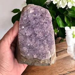 Smuk og unik druzy ametystklynge  670 g r krystal fra Uruguay 11,3 x 8 cm