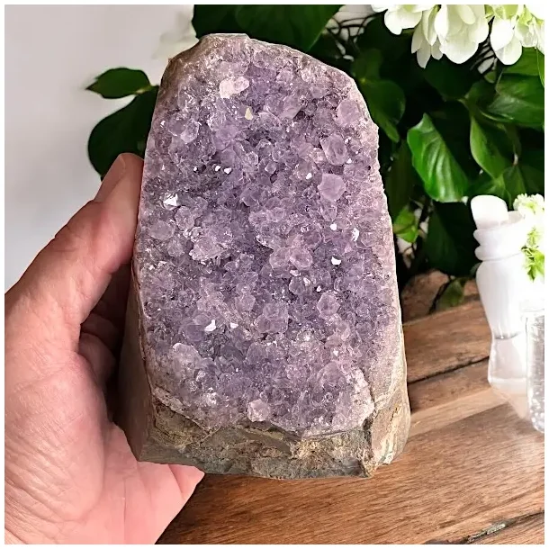 Smuk og unik druzy ametystklynge  670 g r krystal fra Uruguay 11,3 x 8 cm