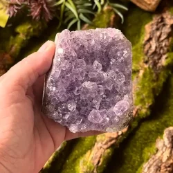 Smuk og unik druzy ametystklynge � 584 g r� krystal fra Uruguay 8 x 7,5 cm