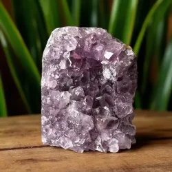 Smuk og unik druzy ametystklynge  575 g r krystal fra Uruguay 8,9 x 7 cm