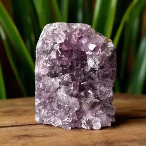 Smuk og unik druzy ametystklynge  575 g r krystal fra Uruguay 8,9 x 7 cm