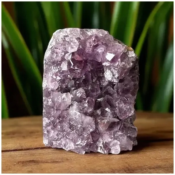 Smuk og unik druzy ametystklynge  575 g r krystal fra Uruguay 8,9 x 7 cm