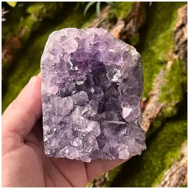 Smuk og unik druzy ametystklynge  575 g r krystal fra Uruguay 8,9 x 7 cm