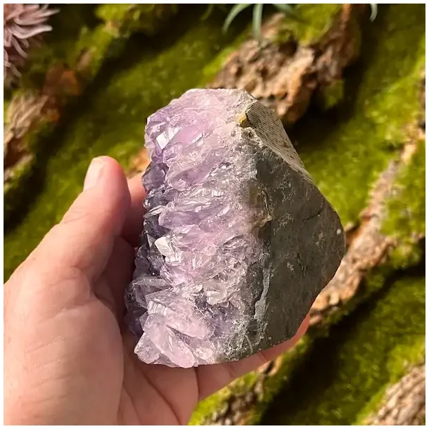 Smuk og unik druzy ametystklynge  575 g r krystal fra Uruguay 8,9 x 7 cm