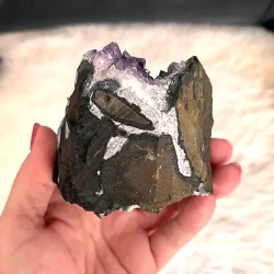 Smuk og unik druzy ametystklynge � 555 g r� krystal fra Uruguay 8,5 x 8 cm