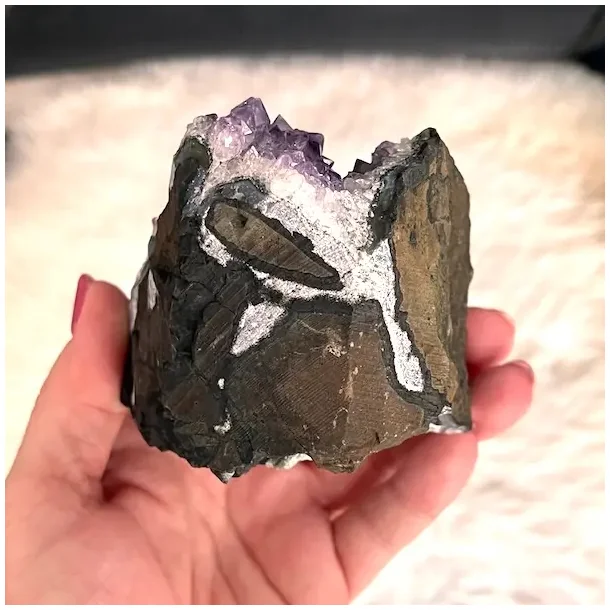 Smuk og unik druzy ametystklynge � 555 g r� krystal fra Uruguay 8,5 x 8 cm