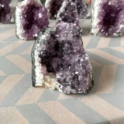 Smuk og unik druzy ametystklynge � 555 g r� krystal fra Uruguay 8,5 x 8 cm