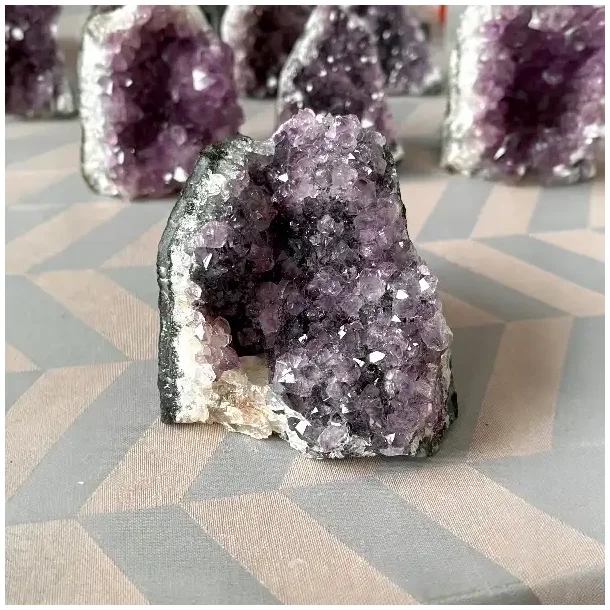 Smuk og unik druzy ametystklynge � 555 g r� krystal fra Uruguay 8,5 x 8 cm