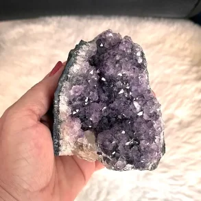 Smuk og unik druzy ametystklynge � 555 g r� krystal fra Uruguay 8,5 x 8 cm