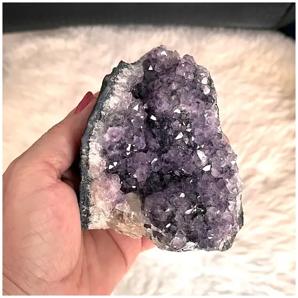 Smuk og unik druzy ametystklynge � 555 g r� krystal fra Uruguay 8,5 x 8 cm