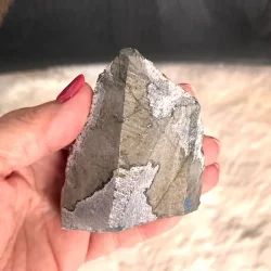 Smuk og unik druzy ametystklynge � 168 g r� krystal fra Uruguay 7,6 x 6,5 cm