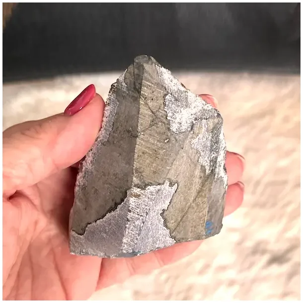 Smuk og unik druzy ametystklynge � 168 g r� krystal fra Uruguay 7,6 x 6,5 cm