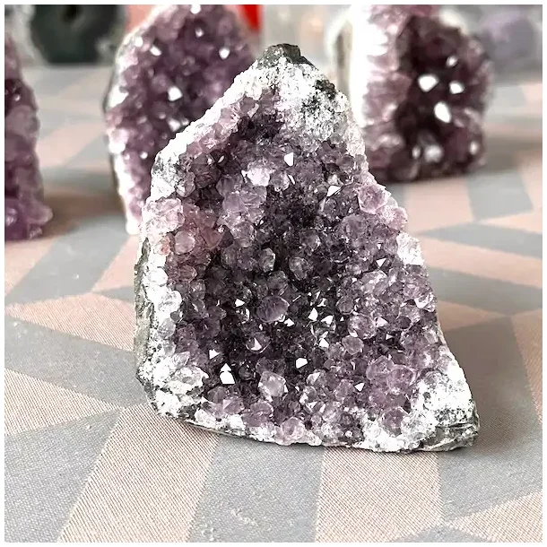 Smuk og unik druzy ametystklynge � 168 g r� krystal fra Uruguay 7,6 x 6,5 cm