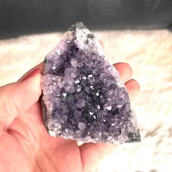 Smuk og unik druzy ametystklynge � 168 g r� krystal fra Uruguay 7,6 x 6,5 cm