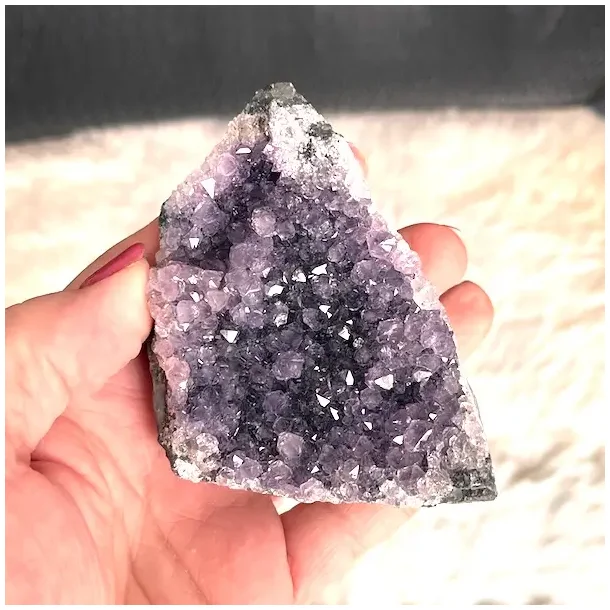 Smuk og unik druzy ametystklynge � 168 g r� krystal fra Uruguay 7,6 x 6,5 cm