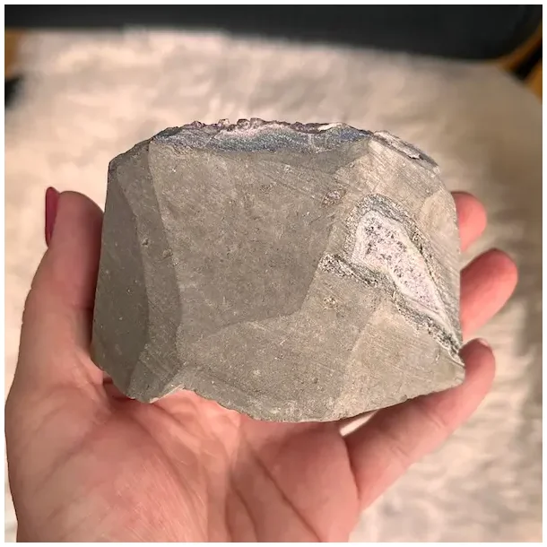 Smuk og unik druzy ametystklynge � 313 g r� krystal fra Uruguay 8,6 x 6,7 cm