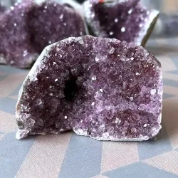 Smuk og unik druzy ametystklynge � 313 g r� krystal fra Uruguay 8,6 x 6,7 cm