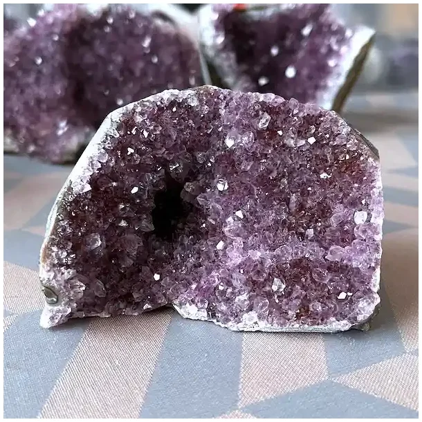 Smuk og unik druzy ametystklynge � 313 g r� krystal fra Uruguay 8,6 x 6,7 cm