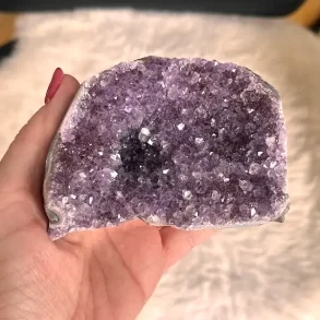 Smuk og unik druzy ametystklynge � 313 g r� krystal fra Uruguay 8,6 x 6,7 cm