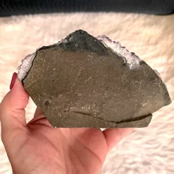Smuk og unik druzy ametystklynge � 460 g r� krystal fra Uruguay 13 x 8,1 cm