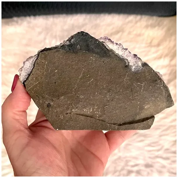 Smuk og unik druzy ametystklynge � 460 g r� krystal fra Uruguay 13 x 8,1 cm