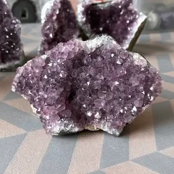 Smuk og unik druzy ametystklynge � 460 g r� krystal fra Uruguay 13 x 8,1 cm