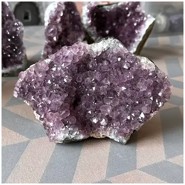 Smuk og unik druzy ametystklynge � 460 g r� krystal fra Uruguay 13 x 8,1 cm