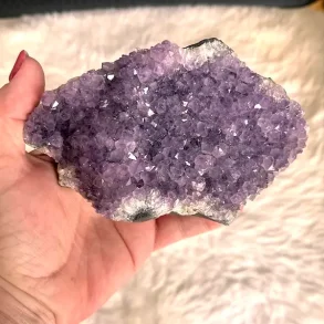 Smuk og unik druzy ametystklynge � 460 g r� krystal fra Uruguay 13 x 8,1 cm