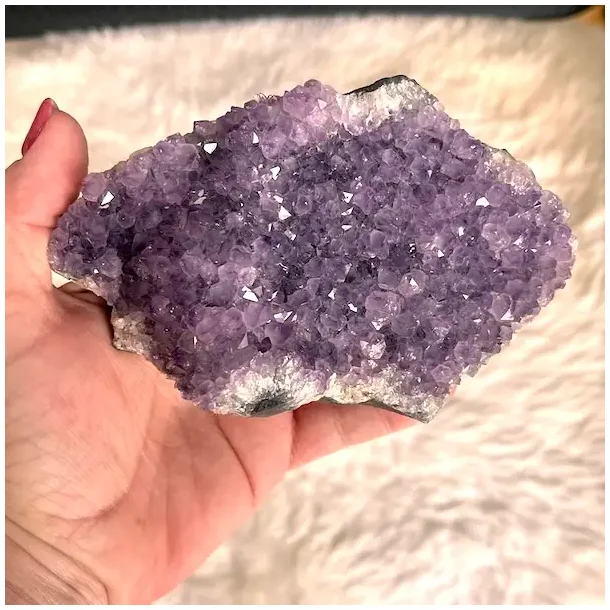 Smuk og unik druzy ametystklynge � 460 g r� krystal fra Uruguay 13 x 8,1 cm