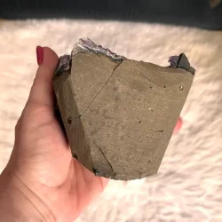 Smuk og unik druzy ametystklynge � 659 g r� krystal fra Uruguay 10 x 8,5 cm