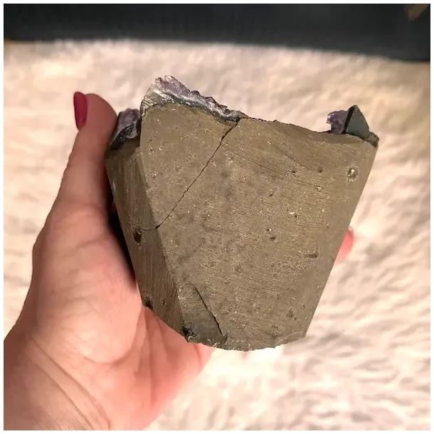 Smuk og unik druzy ametystklynge � 659 g r� krystal fra Uruguay 10 x 8,5 cm