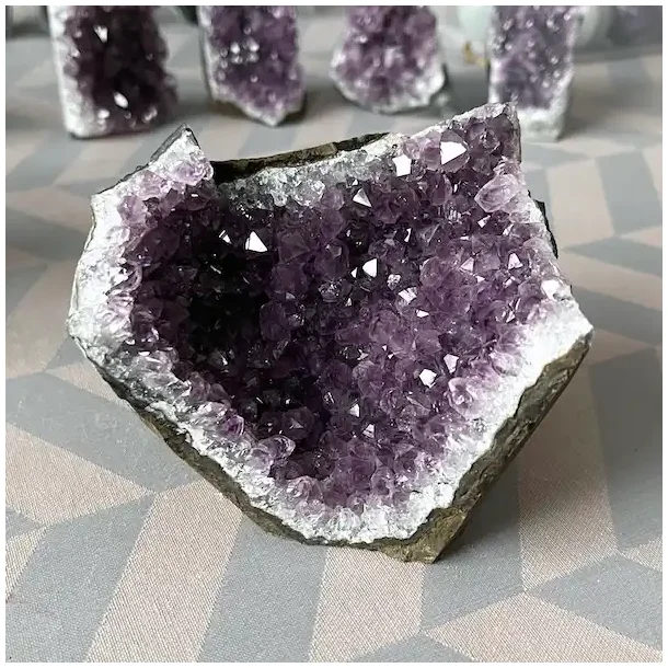 Smuk og unik druzy ametystklynge � 659 g r� krystal fra Uruguay 10 x 8,5 cm