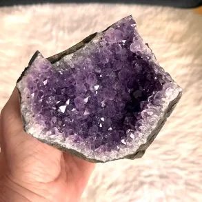 Smuk og unik druzy ametystklynge � 659 g r� krystal fra Uruguay 10 x 8,5 cm