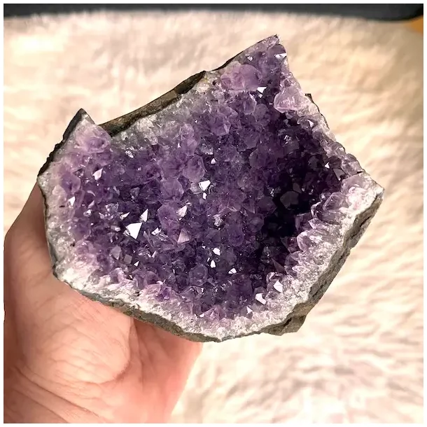 Smuk og unik druzy ametystklynge � 659 g r� krystal fra Uruguay 10 x 8,5 cm