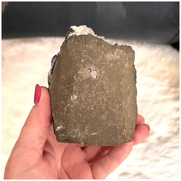 Smuk og unik druzy ametystklynge � 491 g r� krystal fra Uruguay 8,8 x 7 cm