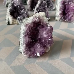 Smuk og unik druzy ametystklynge � 491 g r� krystal fra Uruguay 8,8 x 7 cm