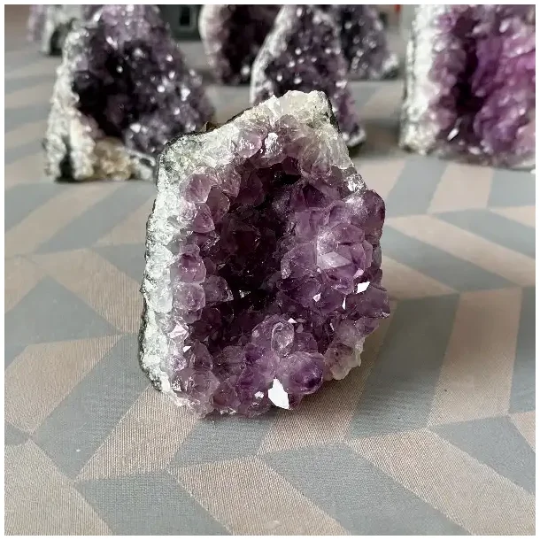 Smuk og unik druzy ametystklynge � 491 g r� krystal fra Uruguay 8,8 x 7 cm