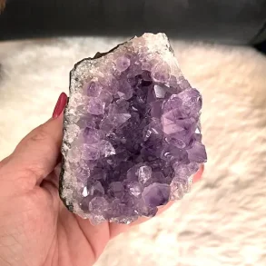 Smuk og unik druzy ametystklynge � 491 g r� krystal fra Uruguay 8,8 x 7 cm