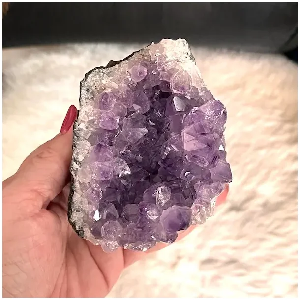Smuk og unik druzy ametystklynge � 491 g r� krystal fra Uruguay 8,8 x 7 cm