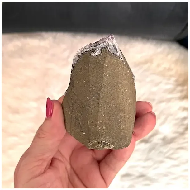 Smuk og unik druzy ametystklynge � 280 g r� krystal fra Uruguay 8,6 x 6 cm