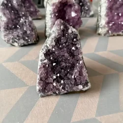 Smuk og unik druzy ametystklynge � 280 g r� krystal fra Uruguay 8,6 x 6 cm