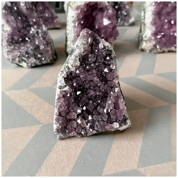 Smuk og unik druzy ametystklynge � 280 g r� krystal fra Uruguay 8,6 x 6 cm