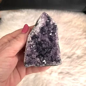 Smuk og unik druzy ametystklynge � 280 g r� krystal fra Uruguay 8,6 x 6 cm