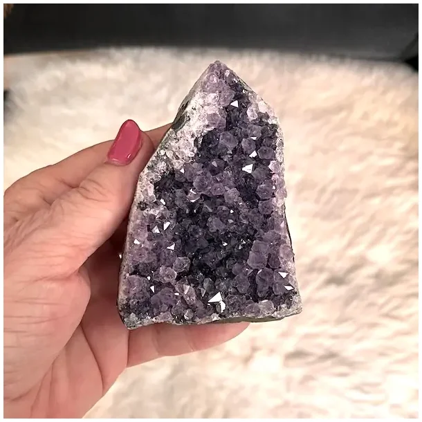 Smuk og unik druzy ametystklynge � 280 g r� krystal fra Uruguay 8,6 x 6 cm