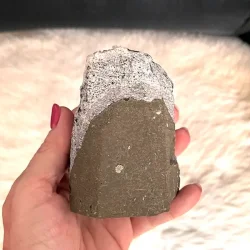 Smuk og unik druzy ametystklynge � 523 g r� krystal fra Uruguay 10 x 7,5 cm