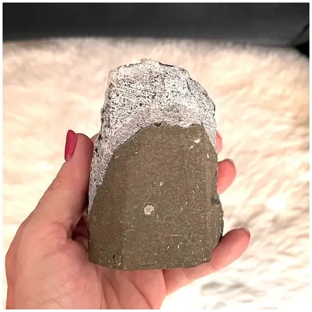 Smuk og unik druzy ametystklynge � 523 g r� krystal fra Uruguay 10 x 7,5 cm